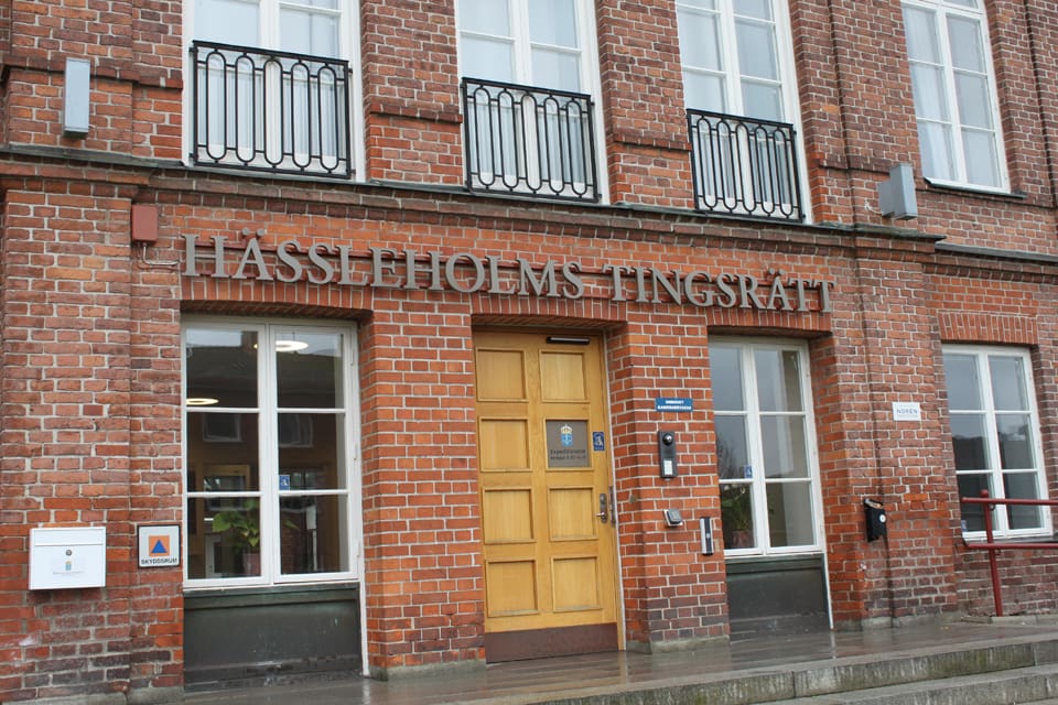 Åklagaren Lars Magnusson åkte på två bakslag. Hässleholms tingsrätt dömer den ofrivillige vargskytten som sköt Snapphanen till villkorlig dom och 25 000 kronor i dagsböter för jaktbrott av normalgraden. Mannen får dessutom tillbaka den beslagtagna studsaren.