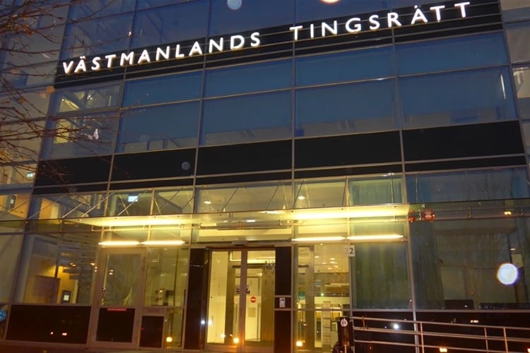 Karl Hedin, och ytterligare en person, åtalas vid Västmanlands tingsrätt misstänkta för grovt jaktbrott när de försökt jaga varg. En annan åtalspunkt är att ha haft giftet karbofuran för att döda varg. Där är Karl Hedin och ett gift par misstänkta.