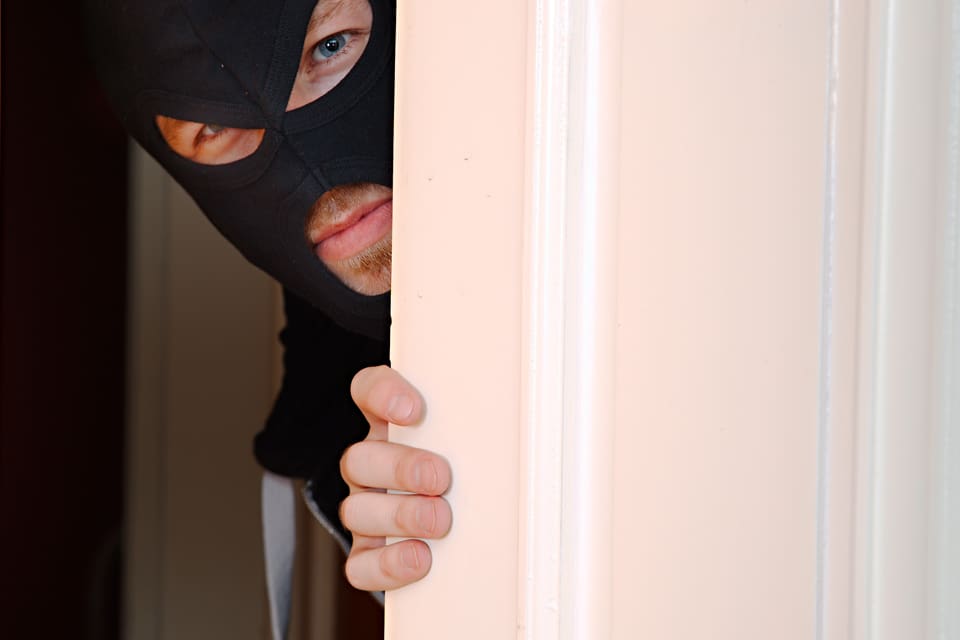 Minst två maskerade rånare tog sig in i bostaden hos ett par i 80-årsåldern i Tollarp. Gärningsmännen, klädda i vita plastoveraller, fick tag på nyckeln till vapenskåpet och tog de tre jaktvapnen som fanns inlåsta. (Arkivbild)
