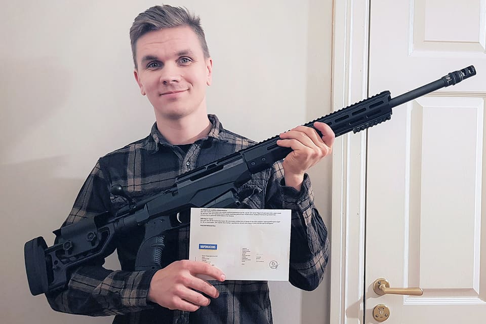 Tobias Lindgren har slutligen fått licens på sin Tikka-studsare med pistolgrepp och vikbar kolv och har kunnat hämta ut sin bössa från vapenbutiken efter en lång och kostsam juridisk kamp mot polisen.