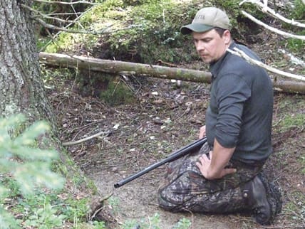 Tomas Lendholm undersöker ett spår under björnjakten.