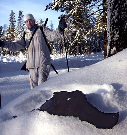 Fågeln föll död ned i skottet. Pertti Sirtola är på väg fram till bytet.