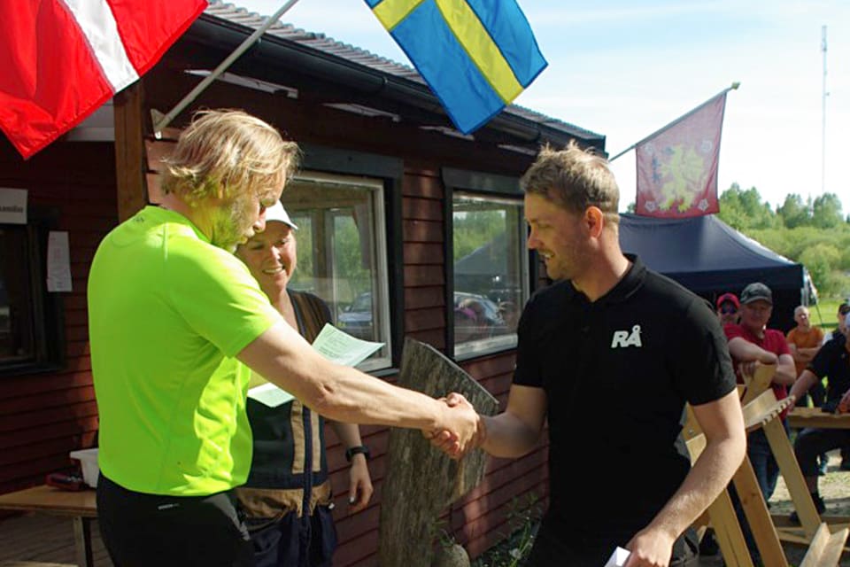 Richard Berg, till höger, blev totalsegrare 2019 i Mälarcupen för engelsk sporting. Han får sitt förstapris av finalvärdarna Mats och Madelene Pantzar.