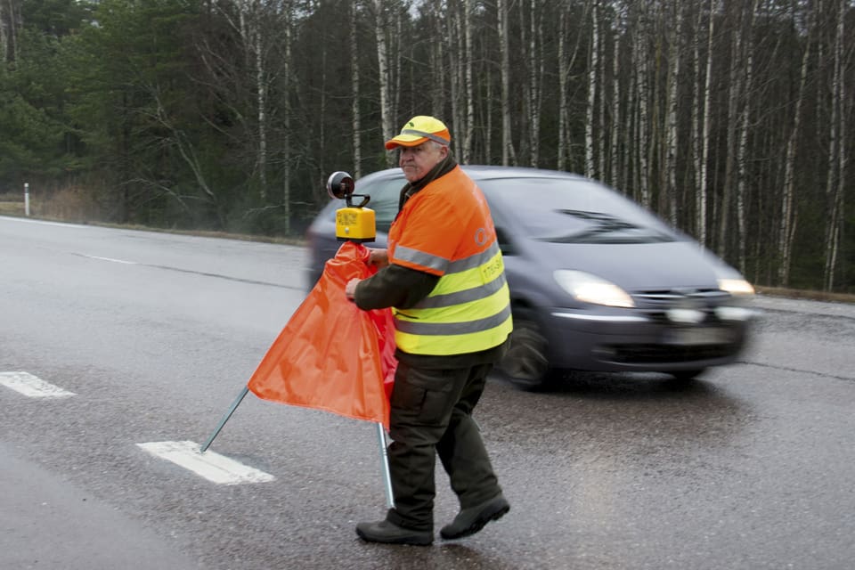 Att många förare inte sänker hastigheten när trafikeftersöksjägare sätter upp varningsskyltar uppmärksammas i årets upplaga av kampanjen mot viltolyckor i trafiken.