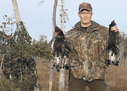 Tomas Halleman samlar ihop en del av morgonens skörd. Orrjakten med bulvaner och lockpipa på den hemliga norrländska myren blev en oförglömlig naturupplevelse.