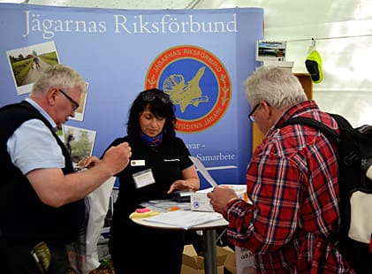 Rekordvärvning på Tullgarnmässan. Maria Jangtorp skriver in nya medlemmar i JRF.