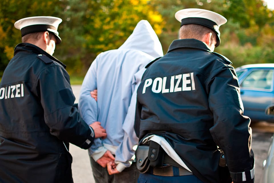 Tre misstänkta har gripits för mordet på en 50-årig jägare och vapensamlare i Birkenfeld i den tyska delstaten Rheinland-Pfalz. 50-åringens kropp hittades i en skog men mannens cirka 30 vapen är försvunna. (Arkivbild)