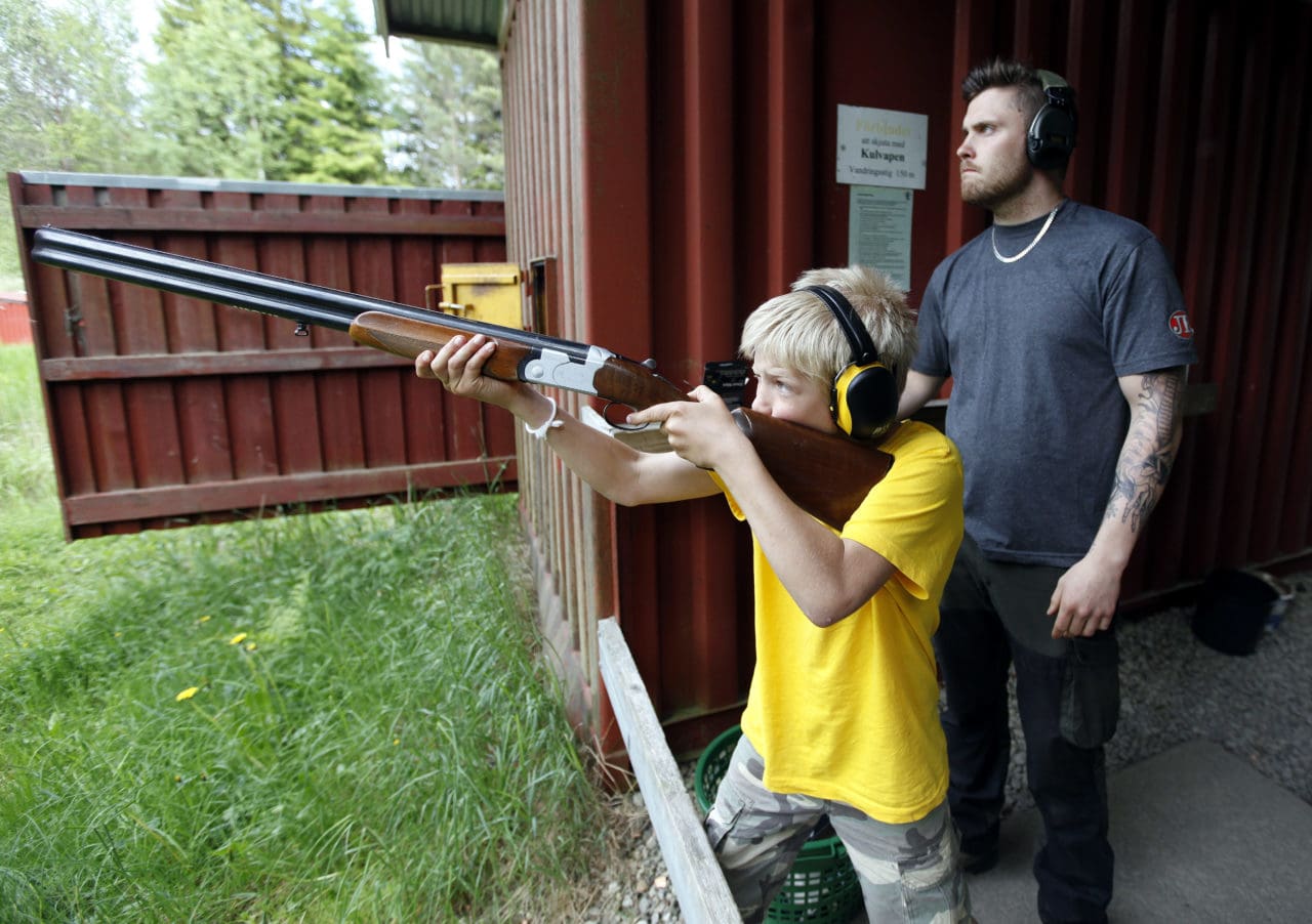 Under lägret får ungdomarna bland annat tävla i skytte och lära sig första hjälpen. Bild från tidigare läger.