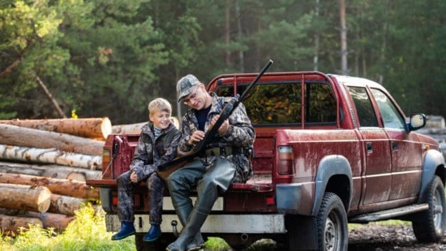 I USA är mycket unga jägare ingen ovanlighet, nu testar staten New York att sänka jaktåldern från 14 år till tolv.