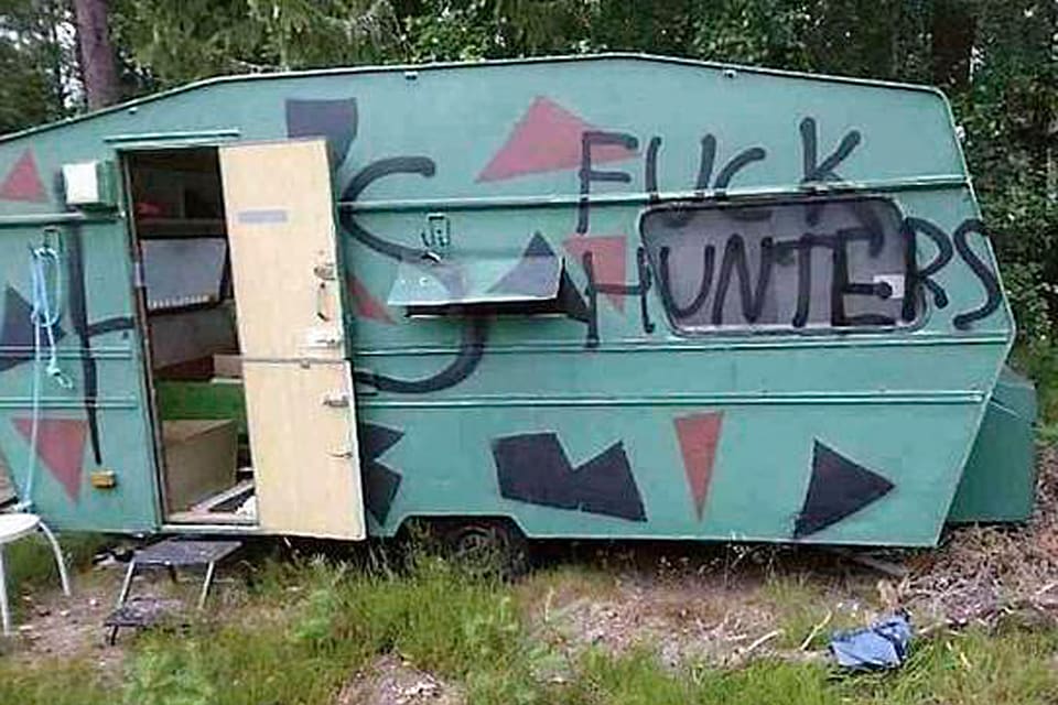 Bland annat en husvagn som använts som vakkoja har vandaliserats i vågen av jaktsabotage i trakterna runt Växjö. Jägarna i området har fått flyttat bort jakttorn vid vägar och ökat vaksamheten.