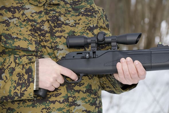 Moderaterna vill f&ouml;renkla f&ouml;r vapenregler f&ouml;r j&auml;gare och sportskyttar.