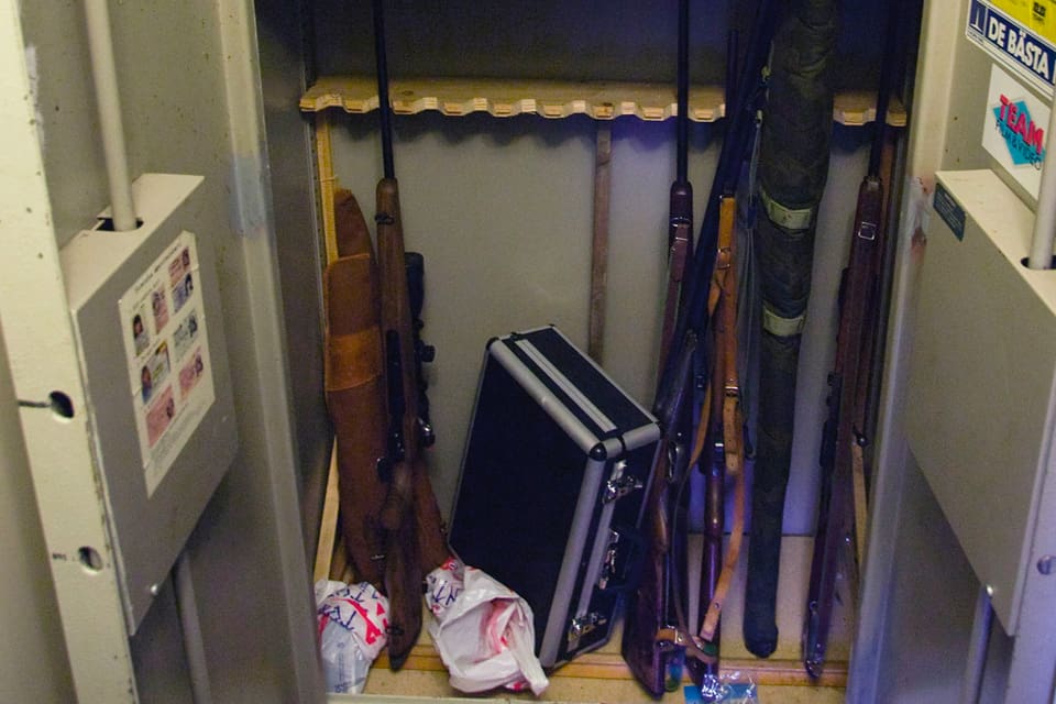 Två vapenskåp med jaktvapen har stulits i Roslagsbro och Södervik i en inbrottsvåg utanför Norrtälje. Skåpen skars upp och vapnen är försvunna. (Arkivbild)