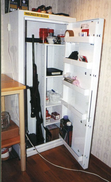 Att utan tillstånd förvara vapen i en annans vapenskåp kan få ödesdigra konsekvenser. Det vet nu två syskon. De förlorar sina vapenlicenser sedan de förvarat sina vapen i pappans skåp.