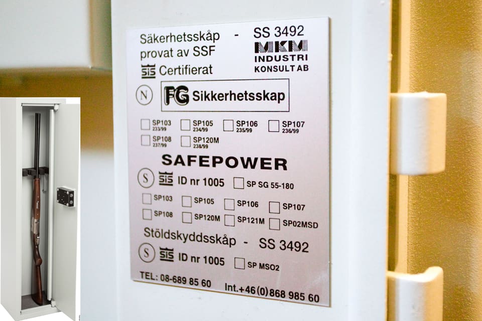 Så här ska märkningen se ut. Det ska framgå att skåpet är certifierat enligt SS 3492-standarden. Annars är det olagligt att förvara vapen i skåpet.