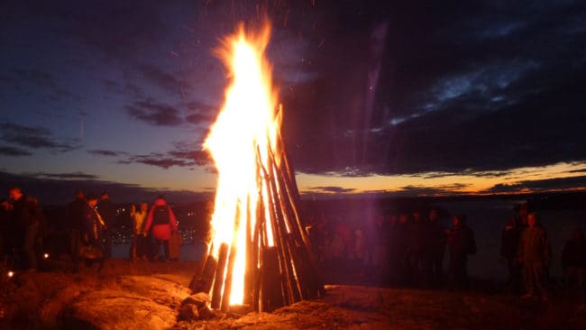 Ungdomarna i Sandefjords Jeger- og Fiskerforening tände en vårdkase i protest mot utbyggnaden av vindkraft i orörd natur. (arkivbild)