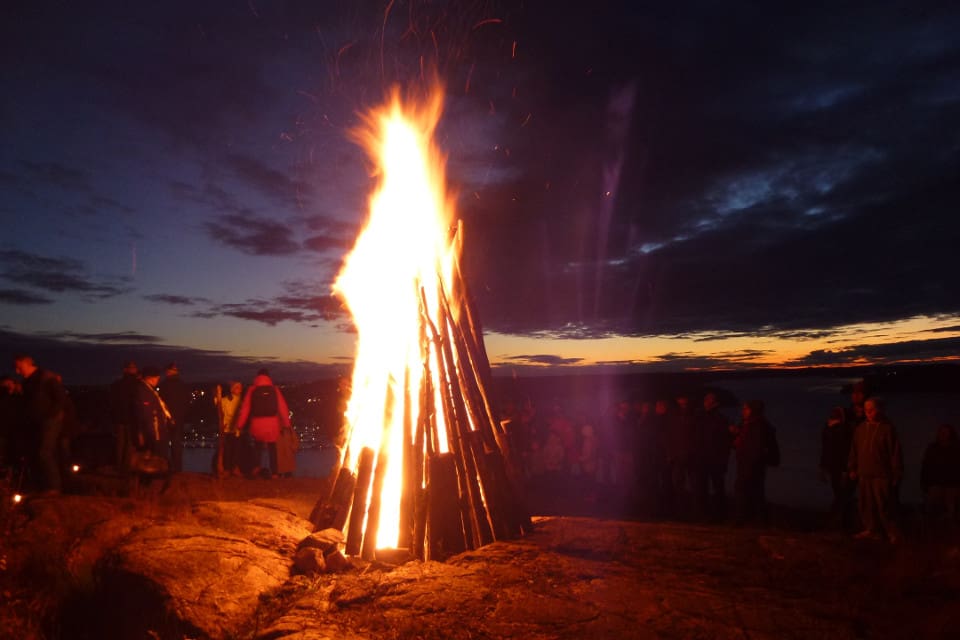 Ungdomarna i Sandefjords Jeger- og Fiskerforening tände en vårdkase i protest mot utbyggnaden av vindkraft i orörd natur. (arkivbild)