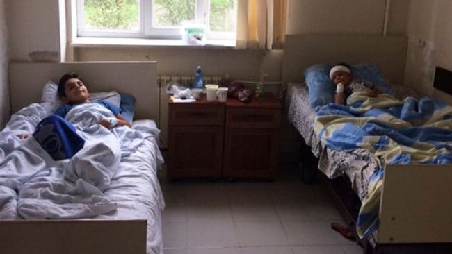 Den elvaårige pojken och fyraåriga flickan som nu har avlidit fick snabbt behandling på sjukhus, enligt hälsoministeriet i Republiken Artsach.
