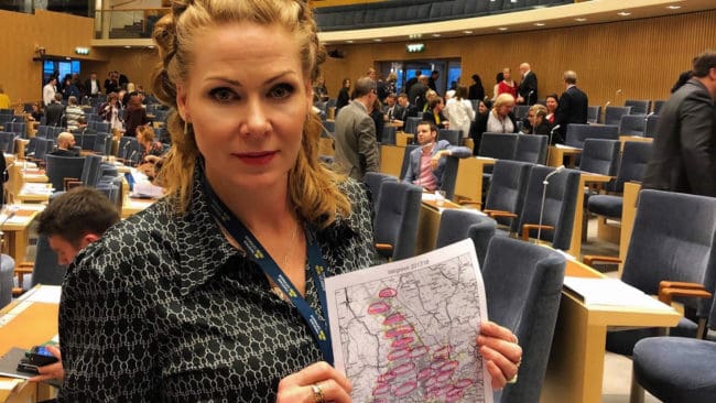 Den moderata riksdagsledamoten Marléne Lund Kopparklint visade en karta över vargreviren i Värmland för lantbruksminister Jennie Nilsson.
