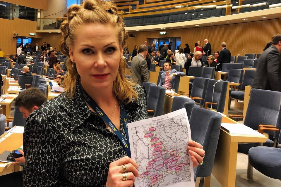 Den moderata riksdagsledamoten Marléne Lund Kopparklint visade en karta över vargreviren i Värmland för lantbruksminister Jennie Nilsson.