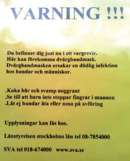 Skyltarna om dvärgbandmask har satts upp inom vargreviret Riala utanför Norrtälje, men det är inga myndigheter som står bakom varningarna.