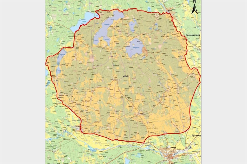 Det är licensjakt på sex vargar i Vidalnreviret på gränsen mellan länen Örebro och Västmanland. Redan till lunch den första jaktdagen var två vargar skjutna.