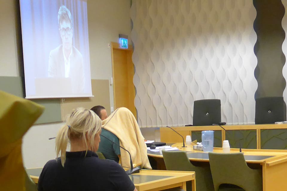 Kammaråklagare Lars Magnusson vill inte kommentera att industriledaren som misstänks för illegal vargjakt övervakades av en specialgrupp Noa-poliser i cirka två år innan de slog till den 26 oktober. Bilden är från tingsrätten i Västerås, när den som var med industrimannen i jaktmarken och spanade efter varg den 26 oktober senare häktades. Åklagaren syns på en videolänk från Malmö.