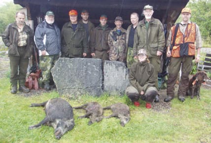Efter vildsvinskursen. Från vänster: Lars Haglund, Kaj Utberg, Orvar Larsson (galtskytt), Magnus Ivarsson, Johan Persson (svinskytt), Anton Carlsund, Conny Magnusson, Rune Smids (svinskytt), Pethra Sporrong samt kurs- och jaktledaren Mikael Olsson.