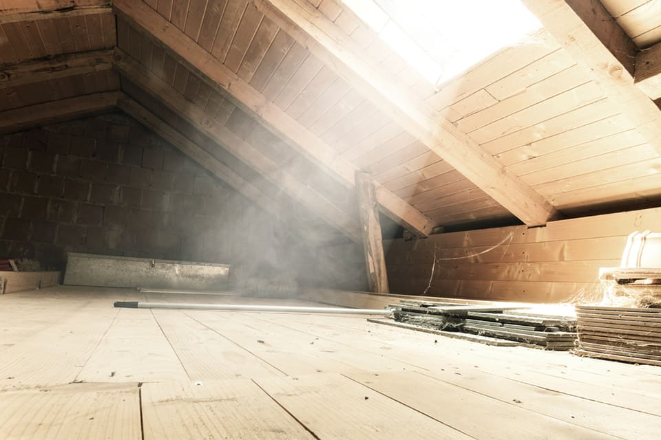 En nybliven villaägare hittade fem jaktvapen i en sopsäck på vinden på huset denne köpt. (Arkivbild)