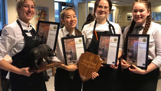 Laget från Ryssbygymnasiet var bäst på att laga och servera viltkött med vildsvin som huvudrätt när finalisterna från sex gymnasieskolor gjorde upp i tävlingen Vildaste restaurangskolan hos Tranellska gymnasiet i Västerås på lördagen.