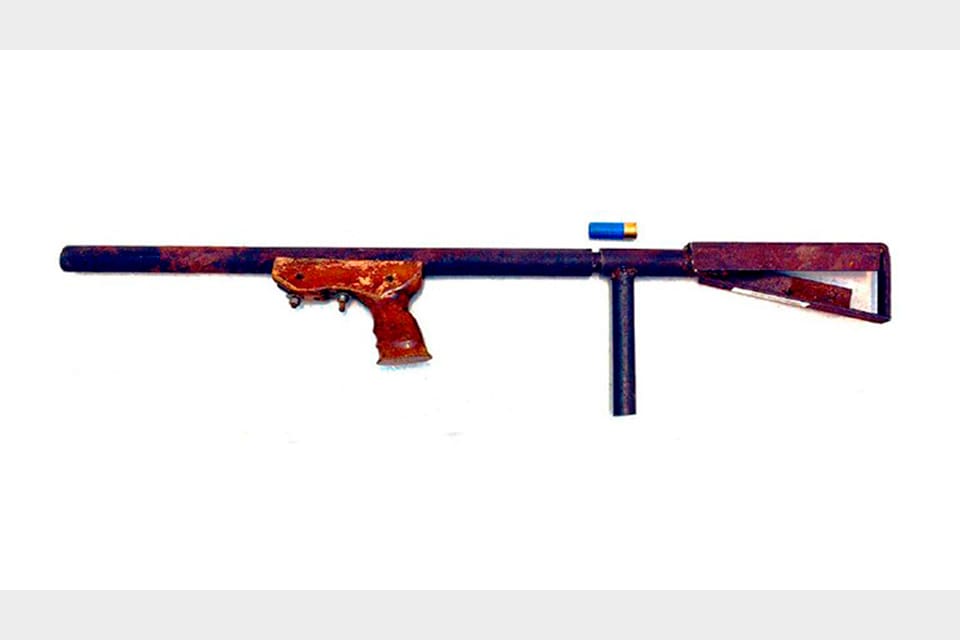 Hemmabygget av ett hagelvapen och innehav av ammunition utan tillstånd ger två månaders fängelse.