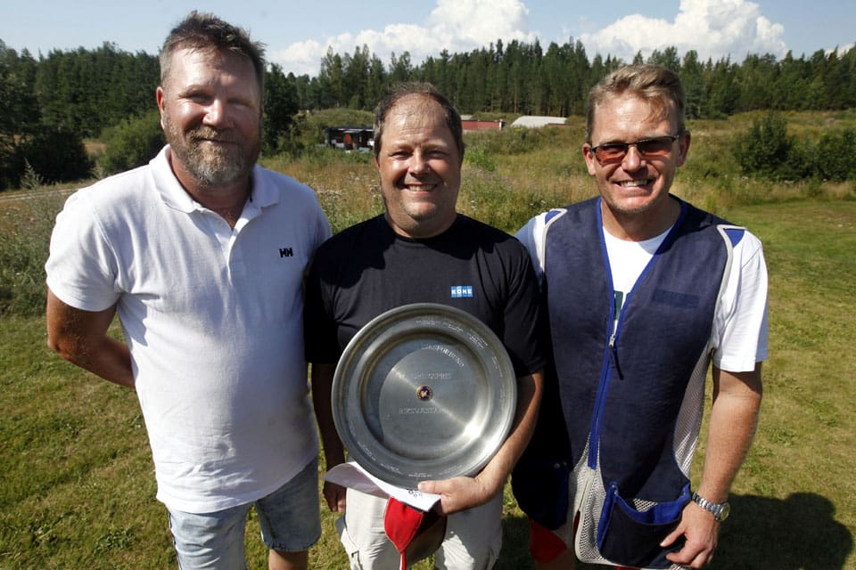 Hans Fredlund i mitten blev årets riksmästare i Jaktskytte. Han flankeras av tvåan Peter Karlsson (till vänster) och trean Mats Sjöberg.
