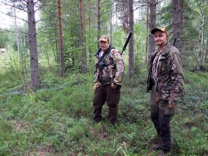 Ronny Andreasson och Claes Berntsson på väg att smyga sig in på det första ståndskallet på björnen.
