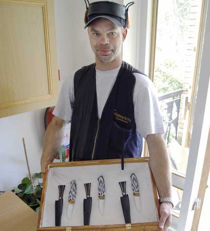 Peder Karlsson, knivmakare från Blomstermåla, visar de knivar han gjort och skänkt som priser till juniormedaljörerna.