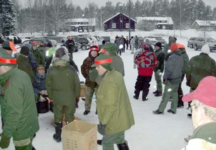 I Korsåreviret satt jägarna inte en enda minut på pass, eftersom vargarna lämnat jaktområdet. Istället blev det en jättestor grillfest.