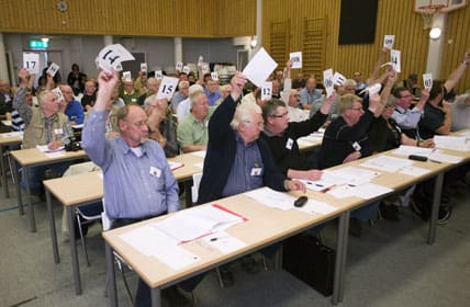 Votering blev det redan vid öppnandet av stämman i Töreboda, då vissa ledamöter ansåg att handlingar skickats ut för sent.