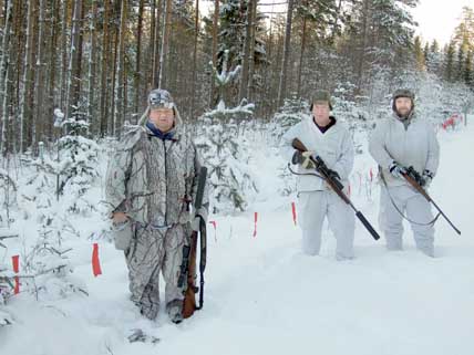 Tre frusna vargjägare ungefär på den plats där Orsas första varg i modern tid blev skjuten. Från vänster: Dan Lindblad, Ulf Sjöström, Per Göthe.