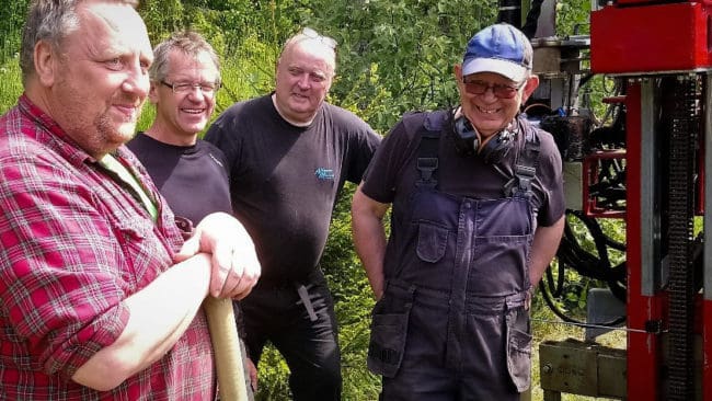 Från vänster: Ove Carlsson, John Savelid, Jonny Wall och Jonny Svensson vid maskinen som sätter stolpar.