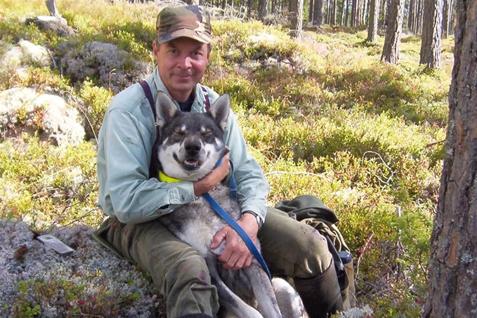 Karl Hedin där han trivs som bäst, i morgon med bössa i handen under älgjaktspremiären.