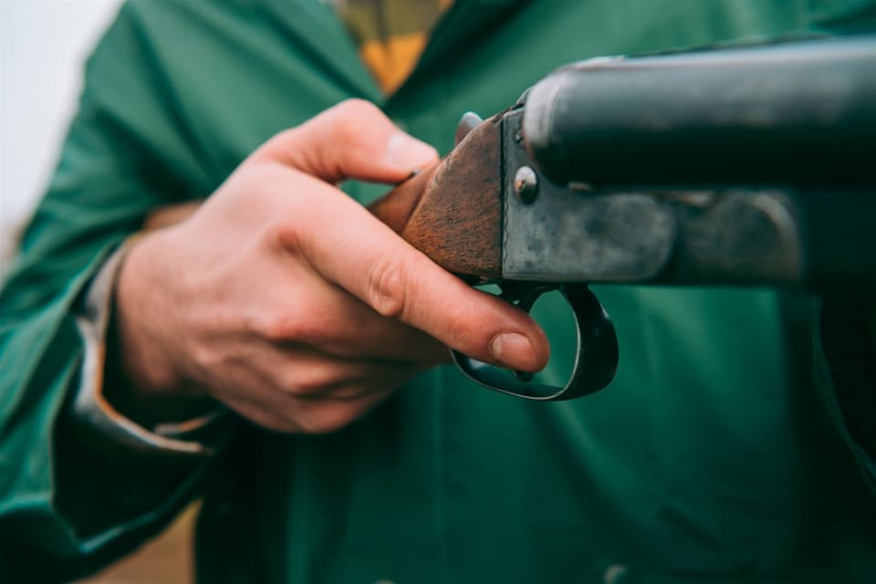Till slut gick domen emot mannen som ville ha kvar sina vapen på fastigheten som hans dotter övertagit.