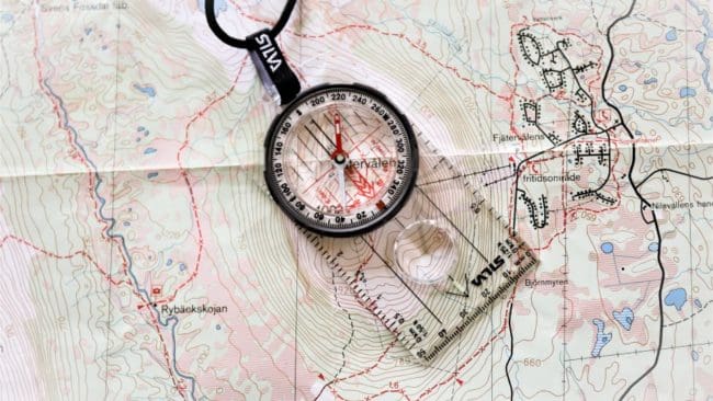 Hur är det orienteringskunskaperna? Finländska tidningskollegan Jägaren uppmanar alla jägare att öva med karta och kompass.