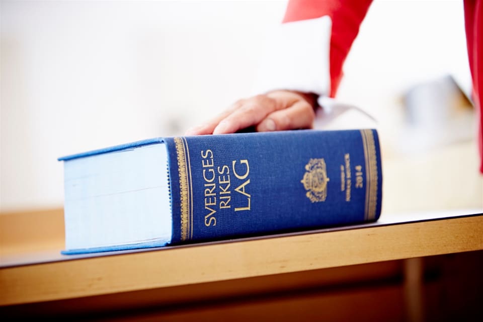 Förvaltningsrätten har sagt nej till en tidigare ansökan om skyddsjakt på varg. Nu ansöker djurhållaren ännu en gång.