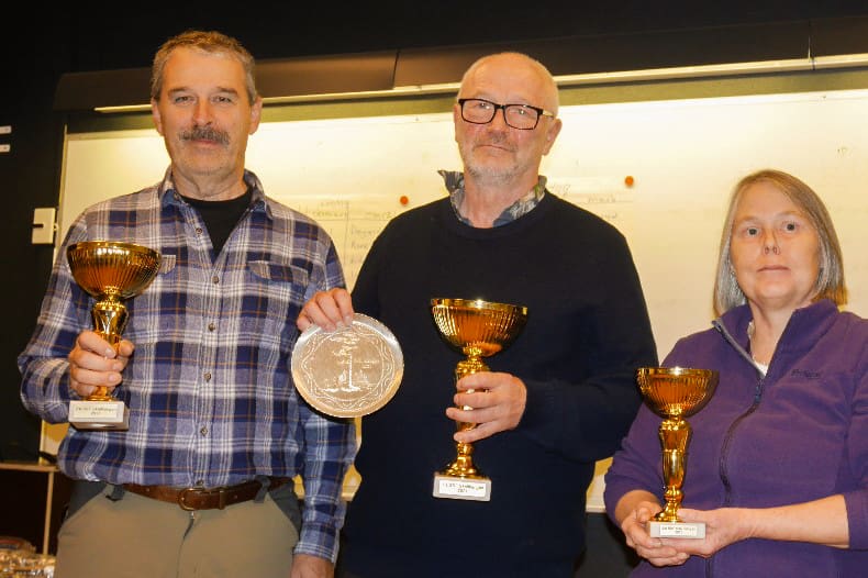 Stolta hundägare är från vänster andrapristagaren Peter Jonsson, Buskuddens Tulikki, segraren Kjell Sundvall, Tukkikankaan Nikko, och trean Elisabeth Laestander, Skarjaks Guld Stina.