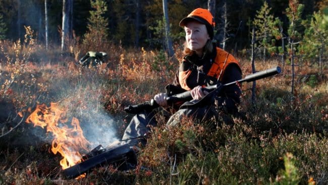 JRF:s förbundsordförande, Solveig Larsson, stödjer kraven på licensjakt på 100 vargar nästa år men tycker att numerären är för låg: "250 till 300 vargar är rimligt på vägen mot nej till frilevande varg", säger hon.