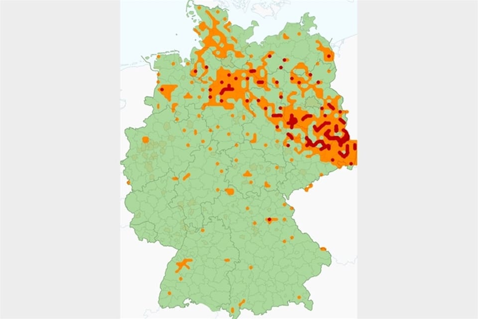 Nordrhein-Westfalen i västra landsdelen är den folkrikaste delstaten i Tyskland. Vargpopulationen är störst i nordost.